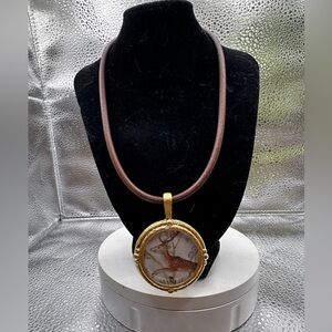 Gorgeous necklace a must have !